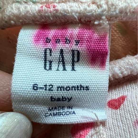 Gap, 6-12M pink shorts w/hearts but runs larger, front pockets - Picture 3 of 6
